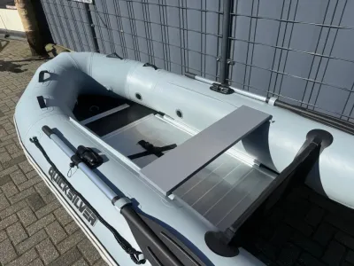 lichtgrijze rubberboot op parkeerplaats