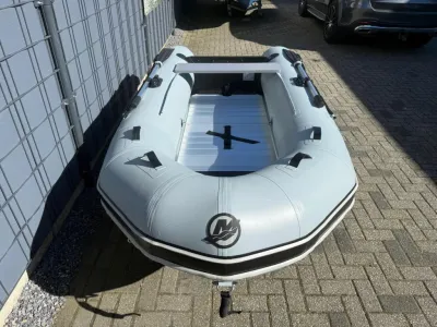 lichtgrijze rubberboot op bestrating