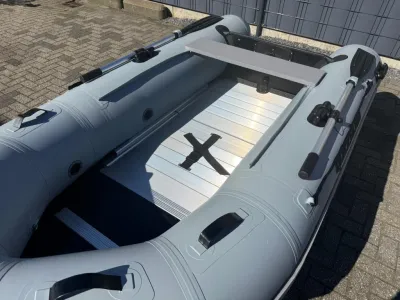 grijze opblaasbare boot op stenen ondergrond