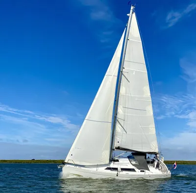 zeiljacht onder vol zeil op open water