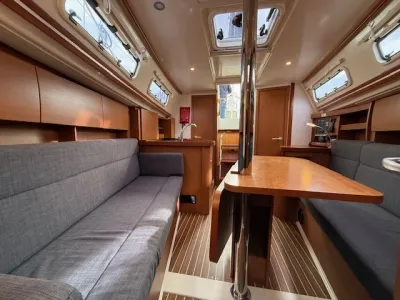 interieur van zeiljacht met salon en eettafel