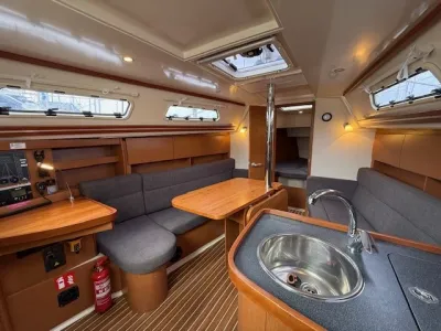 interieur zeiljacht met salon en kombuis