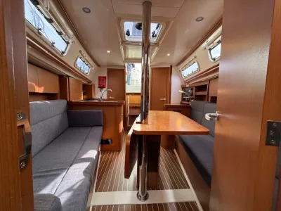 kajuitinterieur met banken en tafel