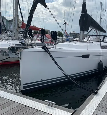 zeiljacht aangemeerd in jachthaven