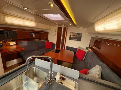 interieur van salon met keuken en zithoek