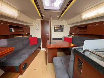 kajuitinterieur met zitbank, tafel en keuken