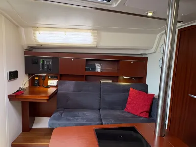 kajuit met zitbank en navigatiehoek