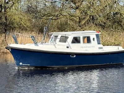 motorboot op rivier met cabine
