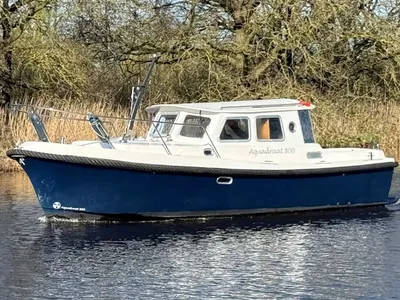 motorboot op rivier met opbouw