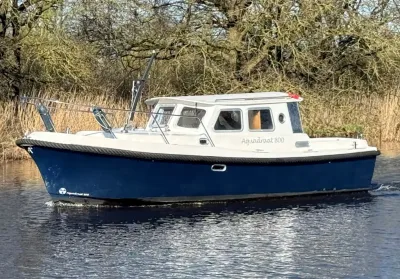 motorboot op rivier met opbouw