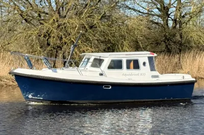 motorjacht met opbouw op rivier