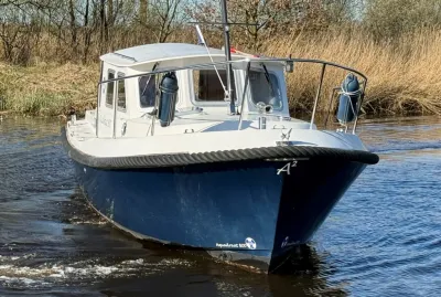 blauwe motorboot op rivier