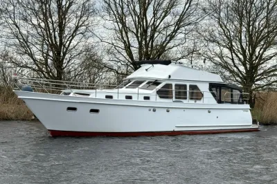 motorjacht op water naast bomen