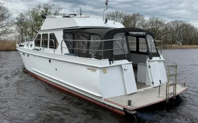 flybridge motorjacht op het water