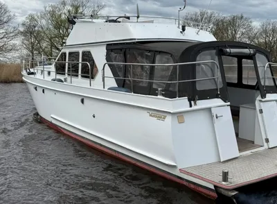 wit motorjacht met flybridge op het water