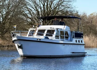 wit motorjacht op water met twee personen