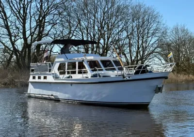 witte motorboot op rustig water met bomen