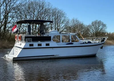 wit motorjacht liggend op rustig water