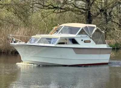 motorkruiser op binnenwater