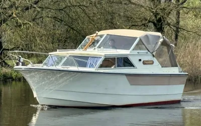 motorboot op rivier met luifel