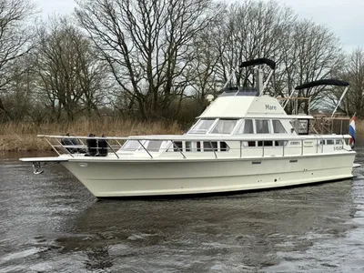 wit motorjacht op rustige rivier