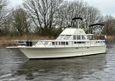 wit motorjacht op rustige rivier