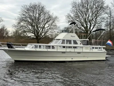 motorjacht op rivier met bomen