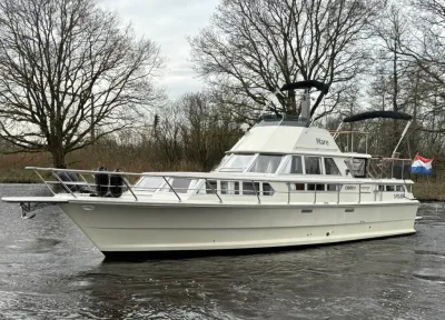 motorjacht op rivier bij bomen