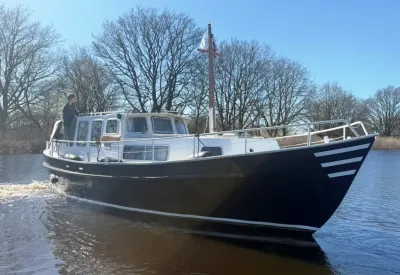 kotter op rivier met bemanning