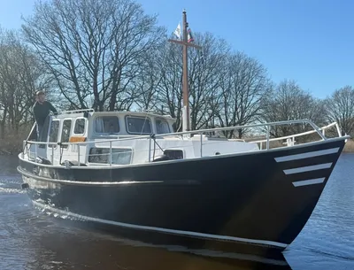 kotter op water met bomen op de achtergrond