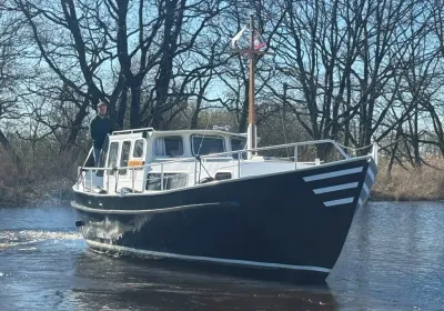 kotter op rivier bij beboste oever