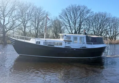 kotter op rivier met bomen op achtergrond