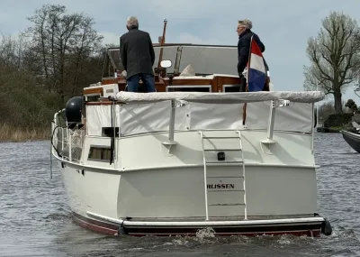 Achterkant van motorkruiser met personen