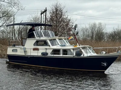 motorkruiser op water, zijaanzicht