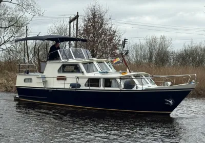 motorkruiser op water bij riet