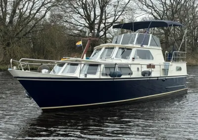 blauw-witte motorkruiser op rivier