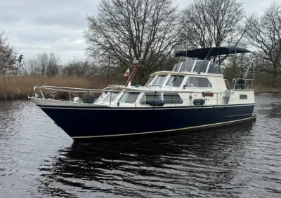 motorjacht in het water bij oever