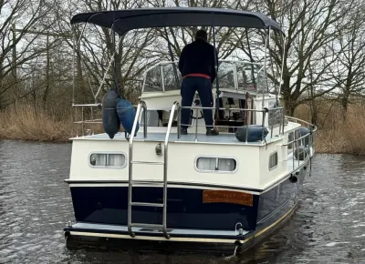 achterkant motorkruiser met persoon op dek