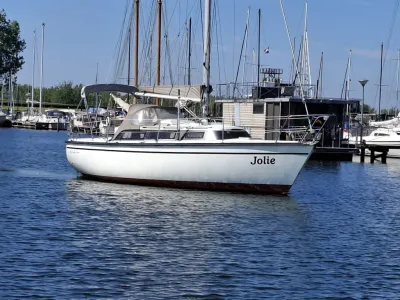 zeiljacht in jachthaven