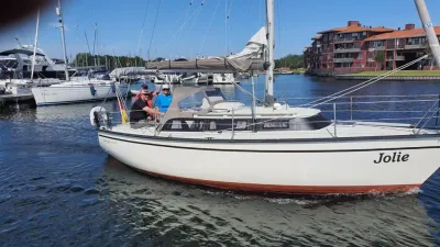 zeilboot in jachthaven met bemanning