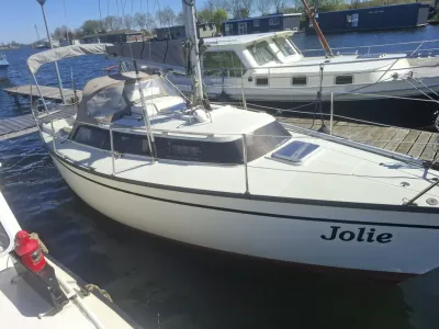 zeilboot aangemeerd bij steiger