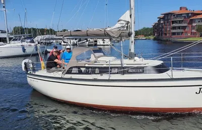 zeiljacht in een jachthaven met bemanning