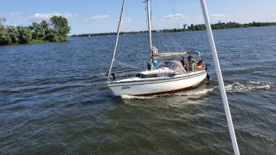 zeilboot op water met bemanning
