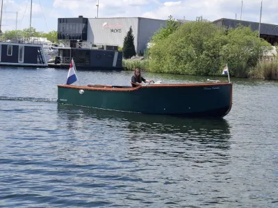 groene sloep op water met bestuurder