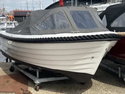 vooraanzicht van tender op trailer in jachthaven