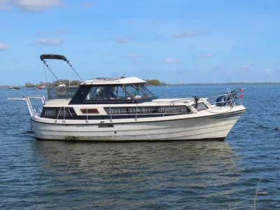 motorjacht op rustig water bij zonnig weer