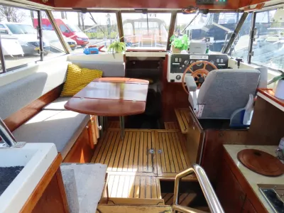 interieur van boot met zithoek en stuur