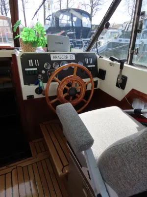 Stuurconsole en stoel in bootinterieur