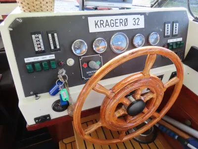 stuurstand met houten stuurwiel en instrumenten