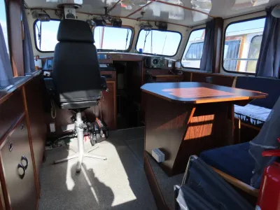 kajuitinterieur met stuurstoel en tafel